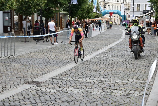 不仅再次巩 不仅再次巩